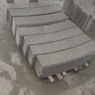 鹤岗芝麻白弧形路牙石