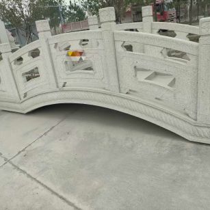 鹤岗芝麻白拱桥，石桥