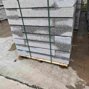 鹤岗芙蓉白路牙石，马路牙子