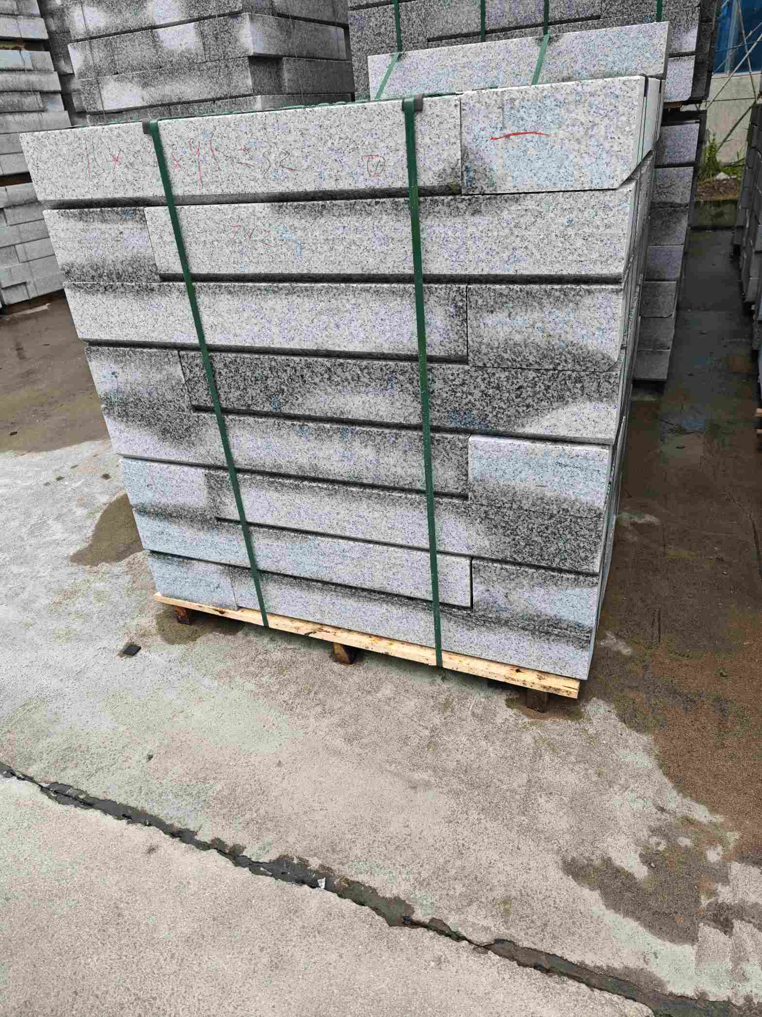 鹤岗芙蓉白路牙石，马路牙子